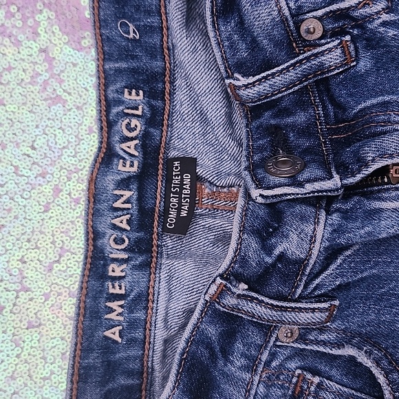 American Eagle Distressed MOM SHORTS Women's Jean Shorts! SIZE 6 - Picture 2 of 3